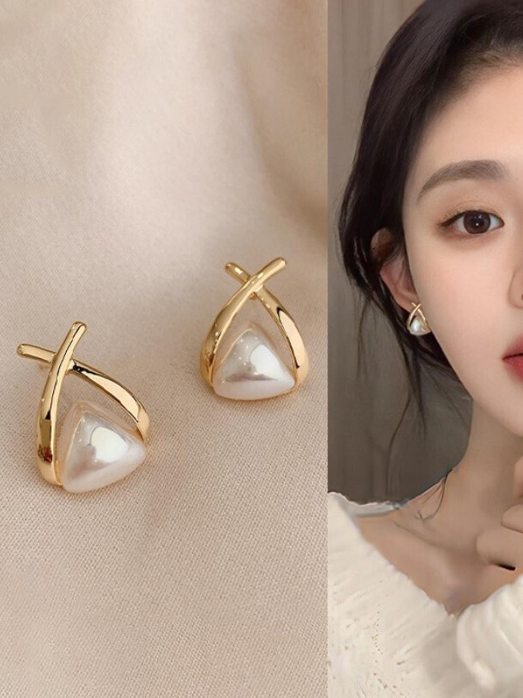 AKISON JEWELS Triangular Stud Earrings With Pearls