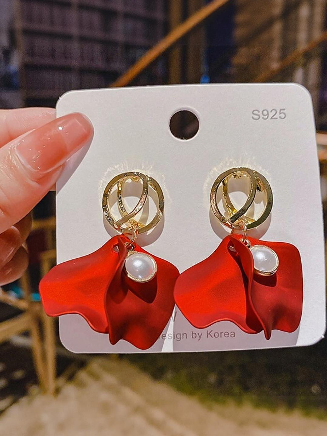 AKISON JEWELS Golden Stud Earrings