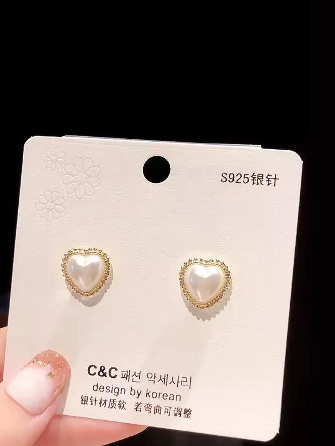AKISON JEWELS Heart-Shaped Earring
