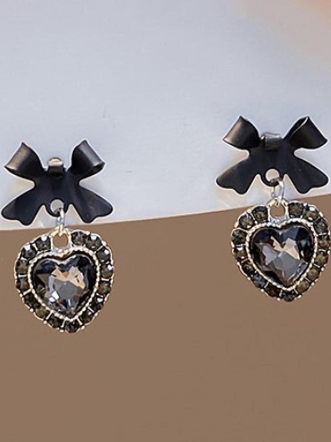 AKISON JEWELS Black Heart Shaped Studs Earrings