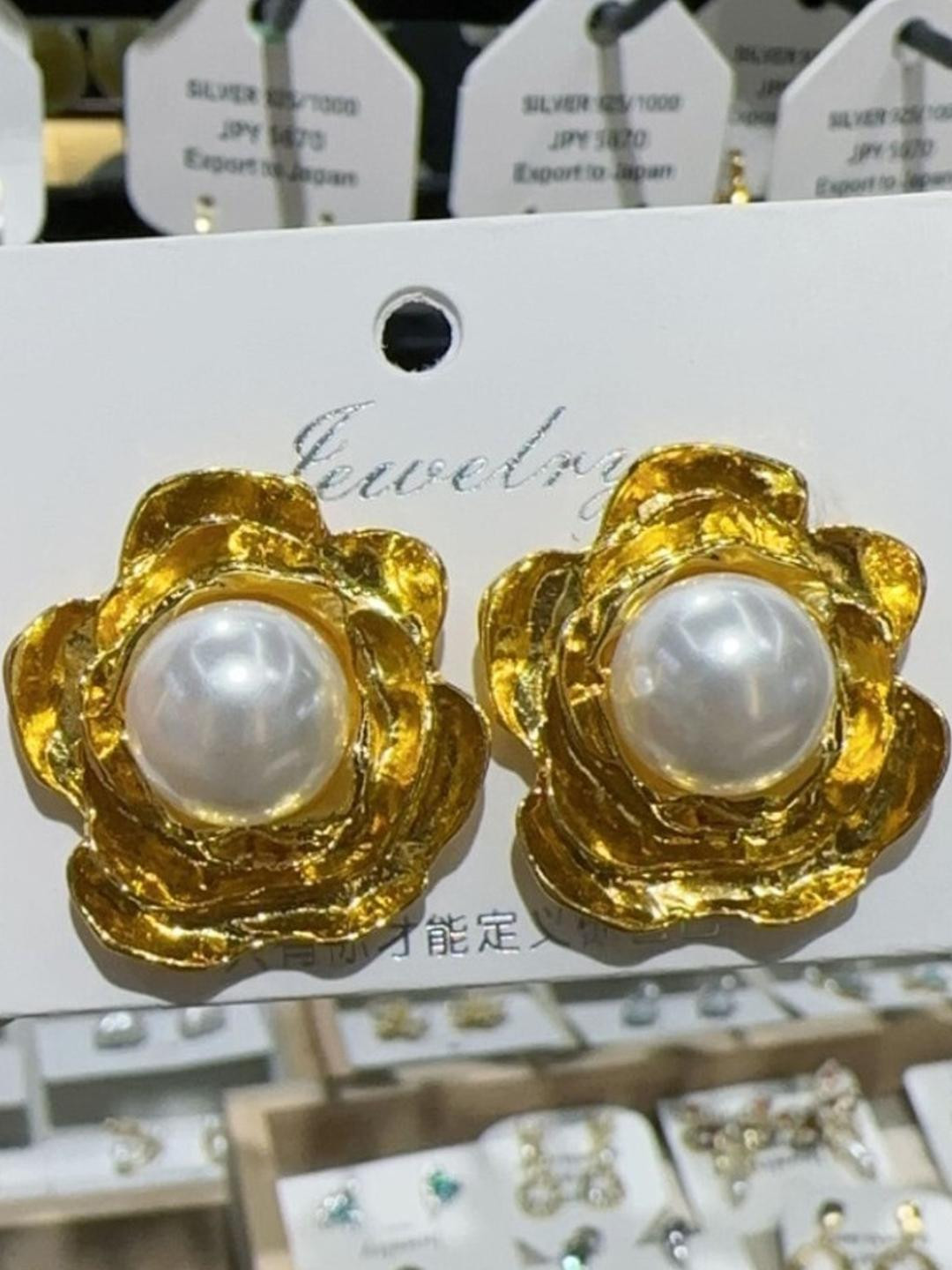 AKISON JEWELS Women Gold Textured Floral Pearl Centerpiece Stud Earrings