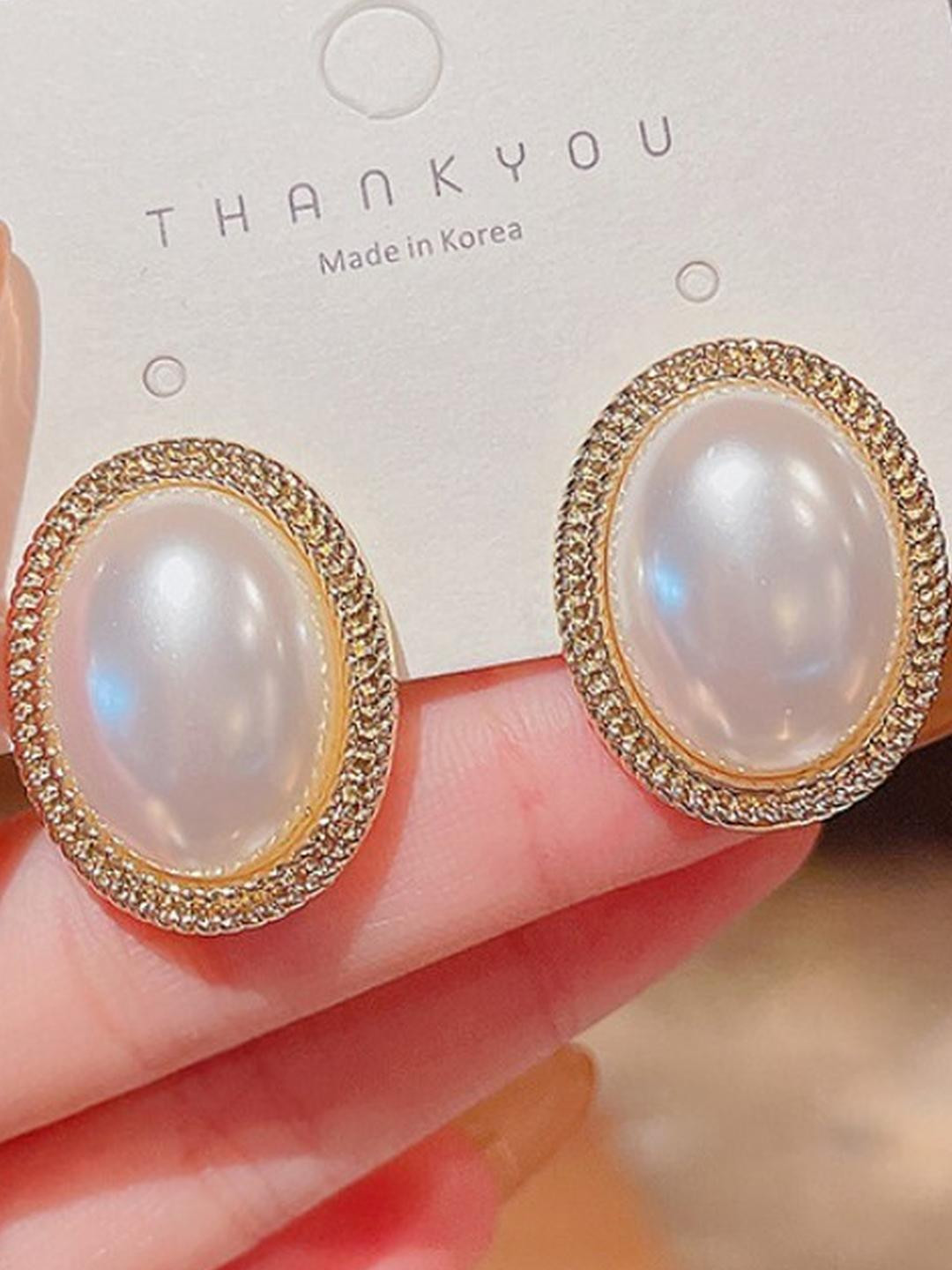 AKISON JEWELS Oval Studs Earrings With Pearls