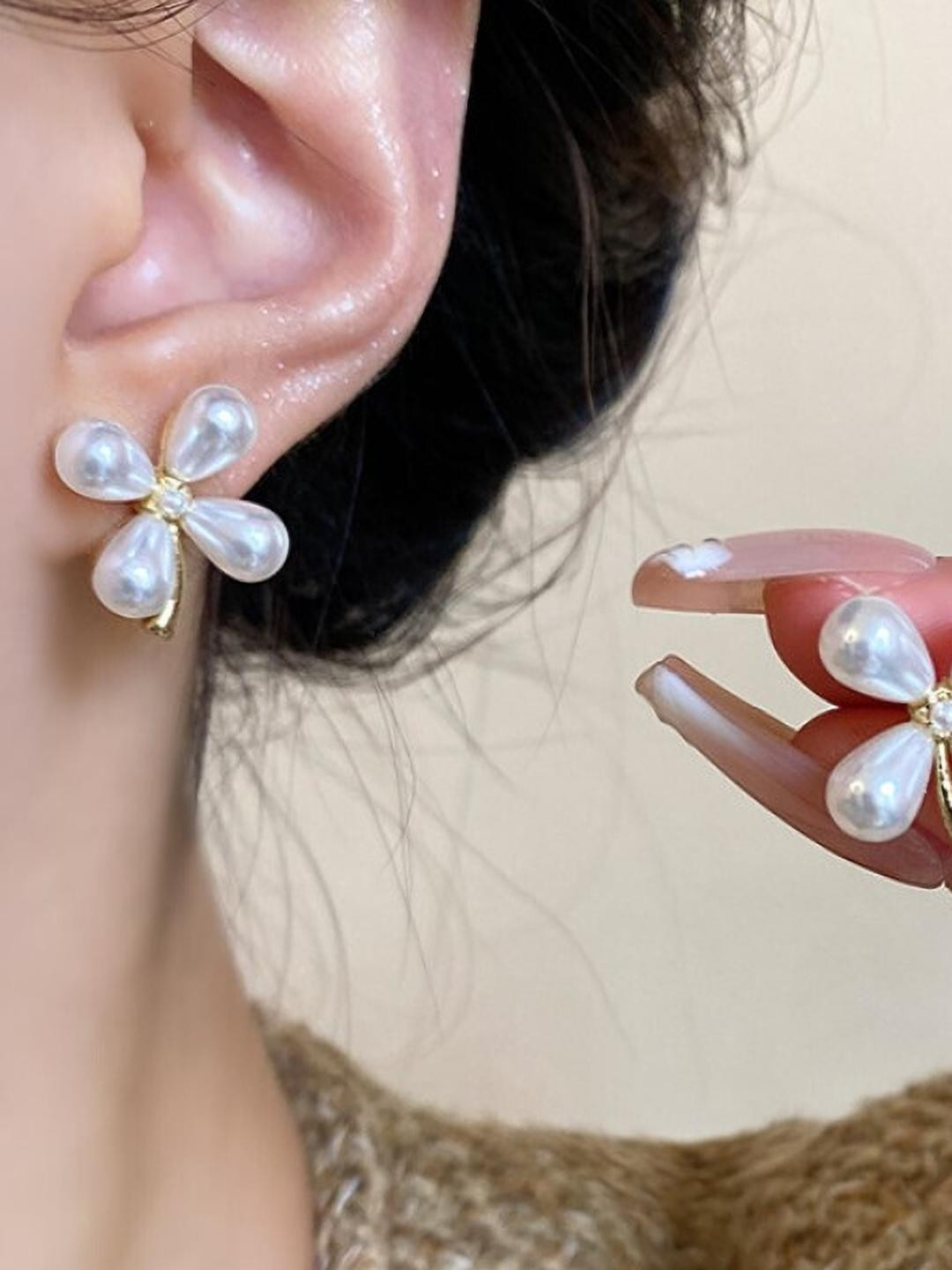 AKISON JEWELS Floral Stud Earrings With Pearls