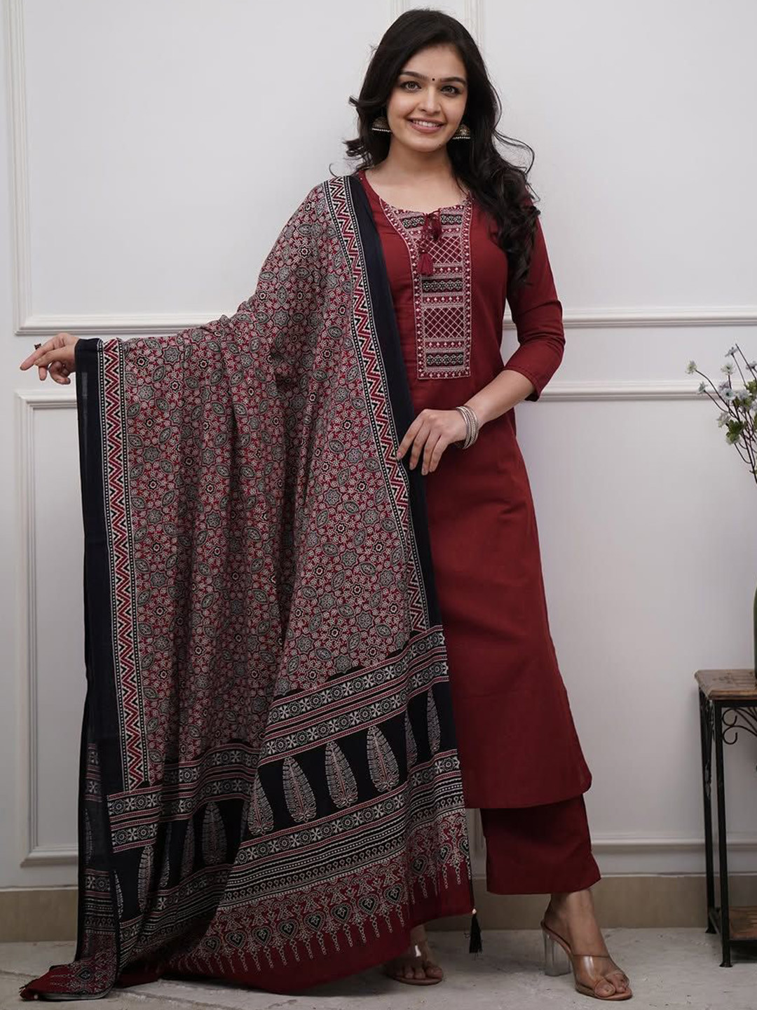 PARNAVI Tanna Women Embroidered Thread Work Kurti with Trousers & Dupatta