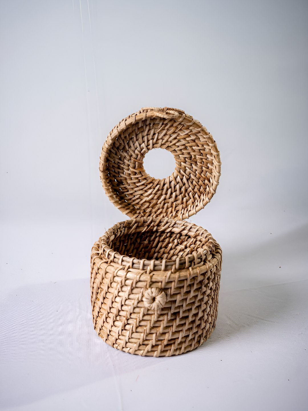 THE ASSAM ADMIRATION Beige Cane Rattan Round Tissue Holder