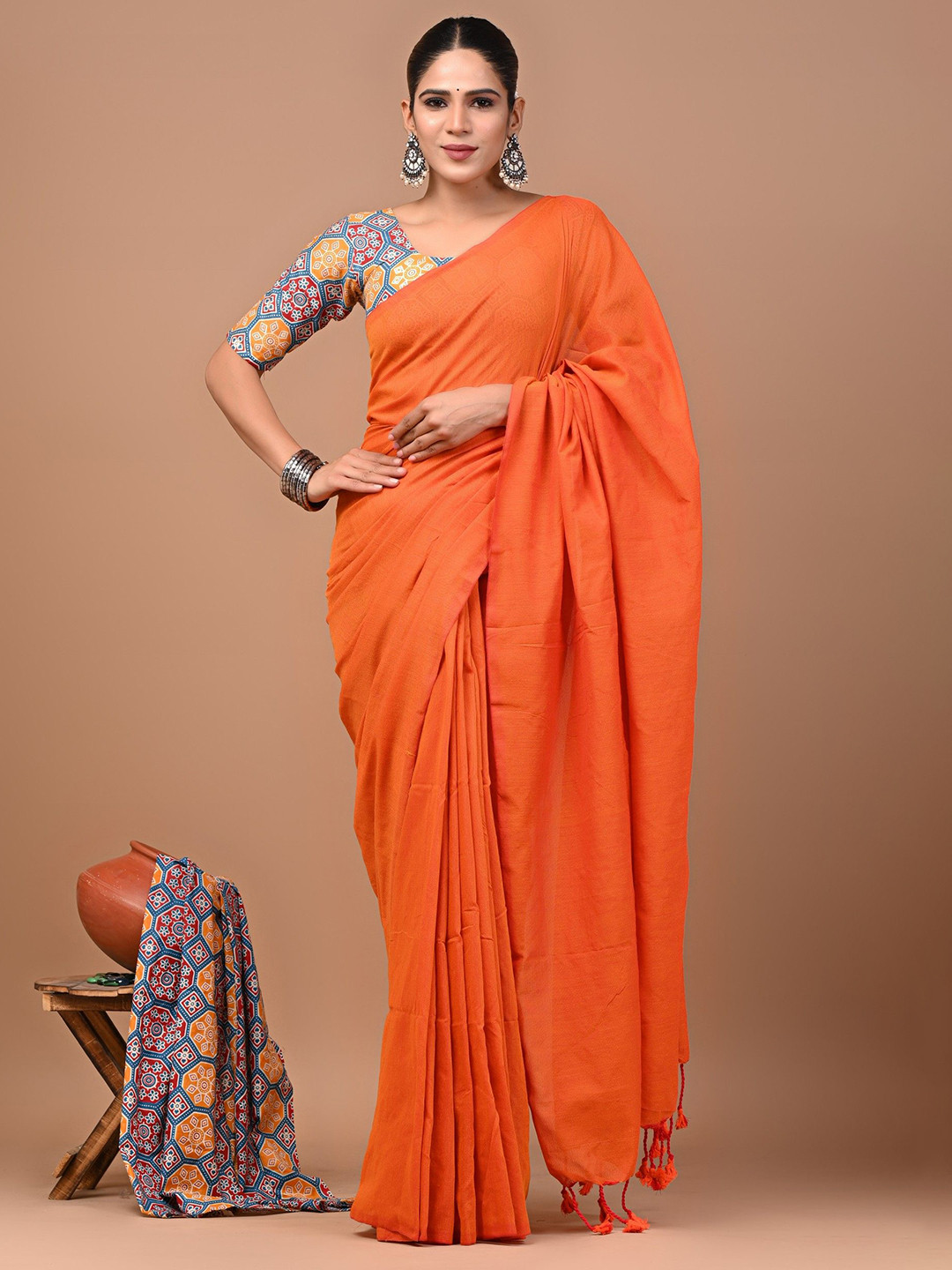 PALLO LATKEN Solid Saree With HandBlock Printed Blouse