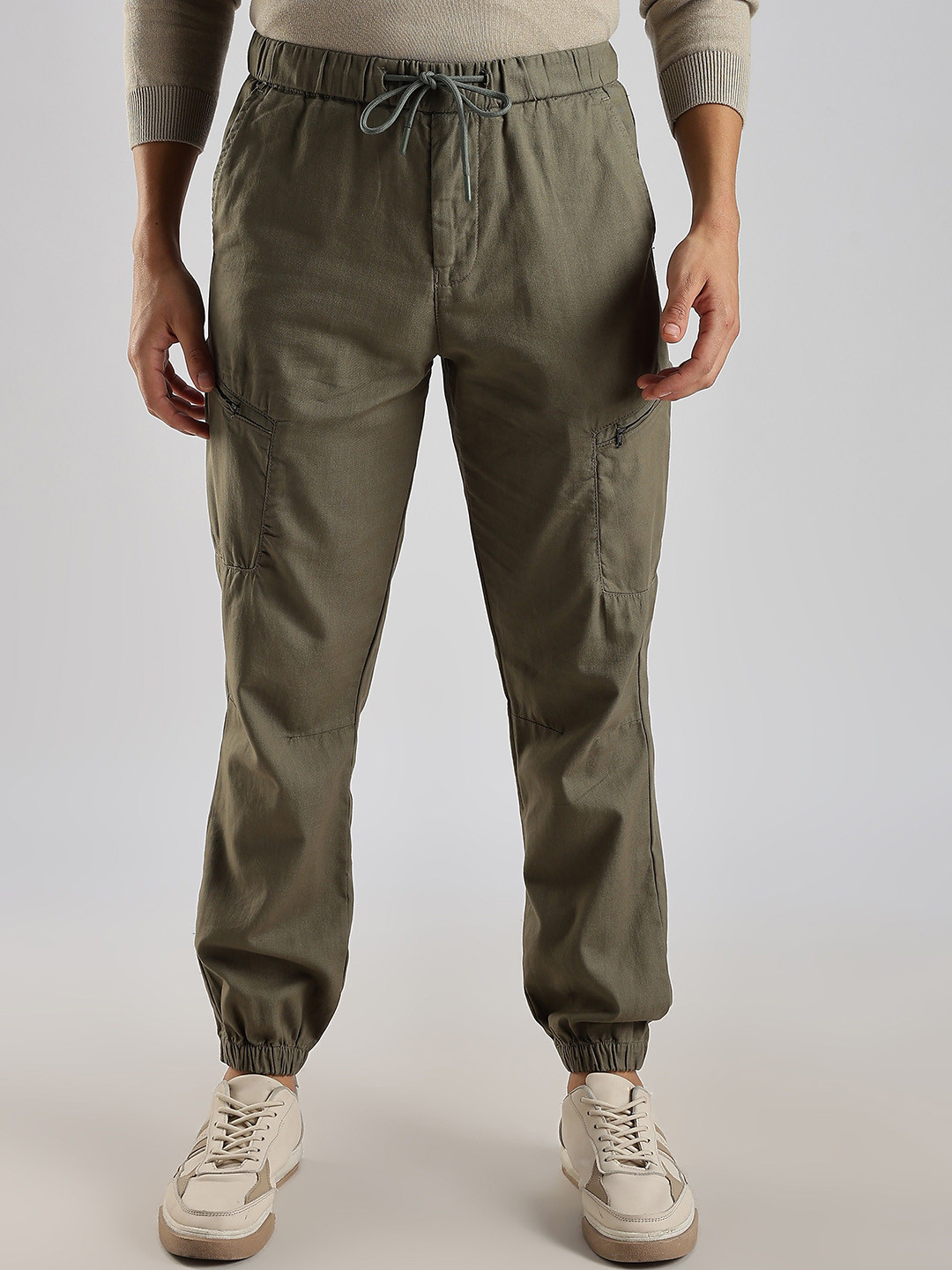 NEVER NEUD Men Relaxed Fit Cross Pocket Cargos Joggers