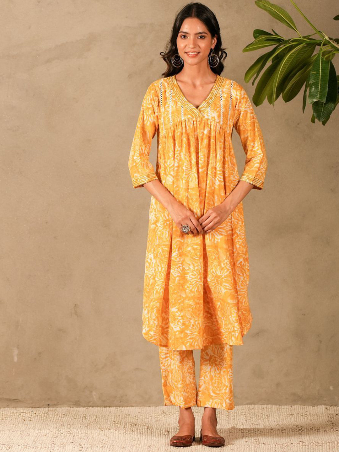 AKISO Women Floral Printed Regular Beads and Stones Pure Cotton Kurta Trousers