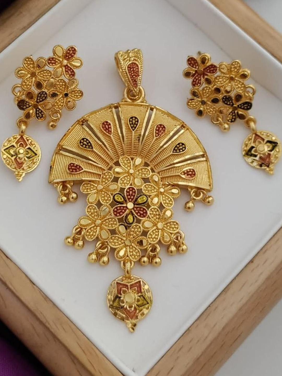 niva fashion Gold-Plated Floral Pendant With Earrings