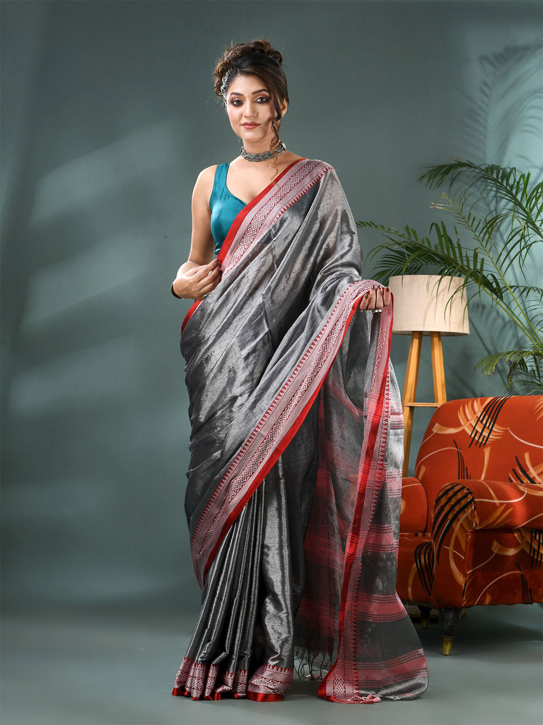 DESH BIDESH  Solid Saree with Woven Design Border & Blouse Piece