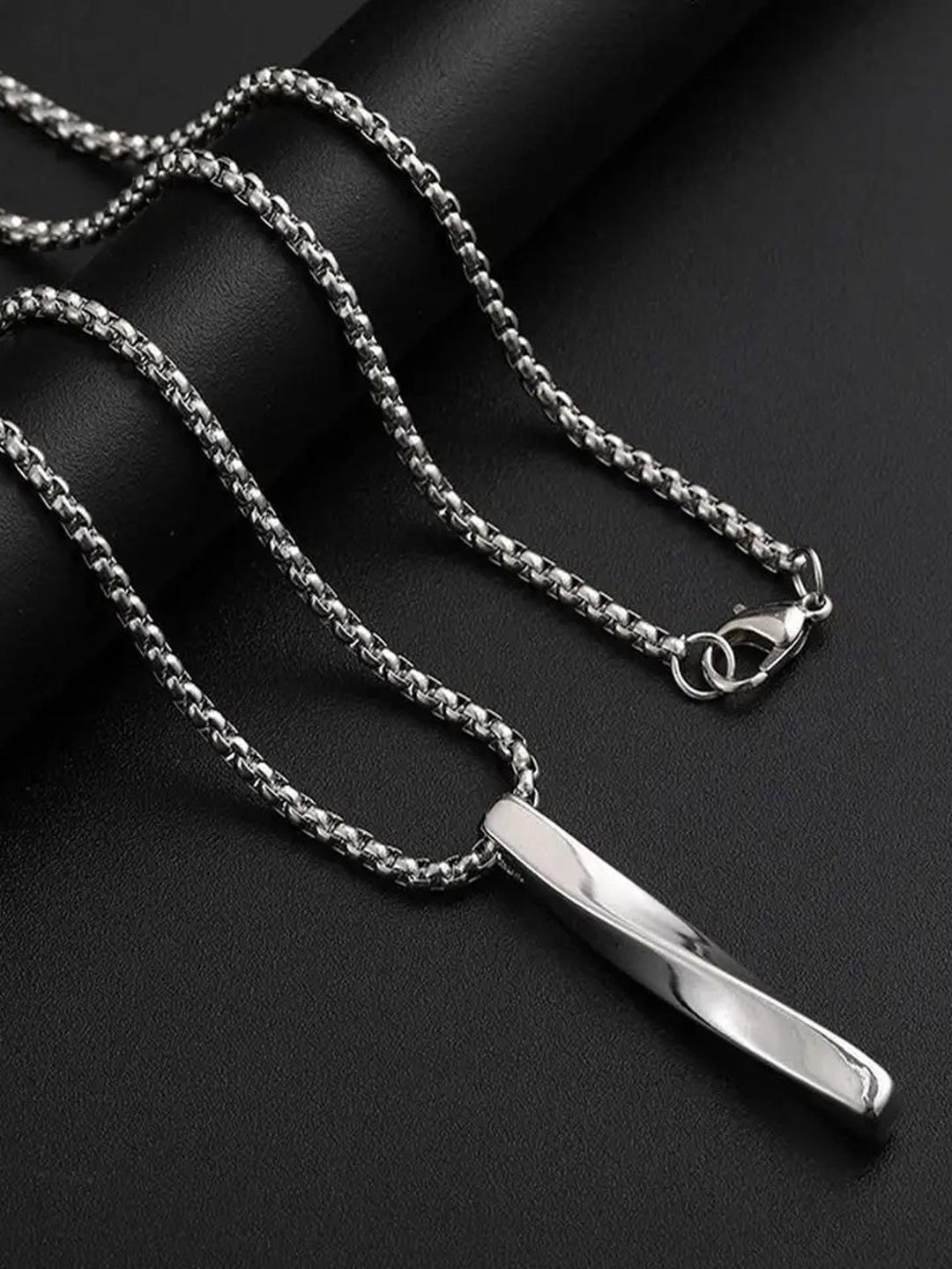 BEYTER Curved Bar Pendant With Chain