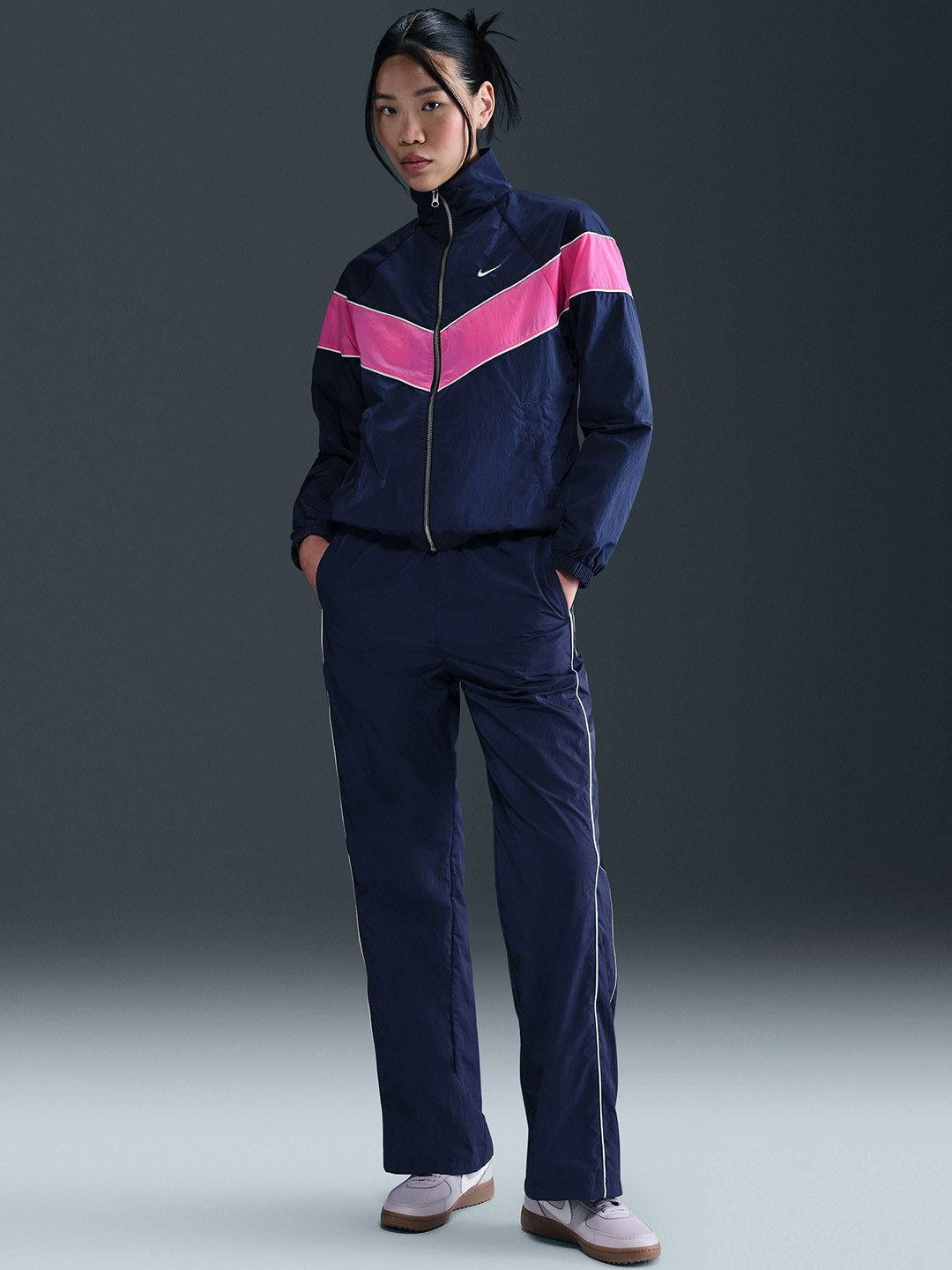 Nike Windrunner Women's Loose UV Woven Full-Zip Jacket