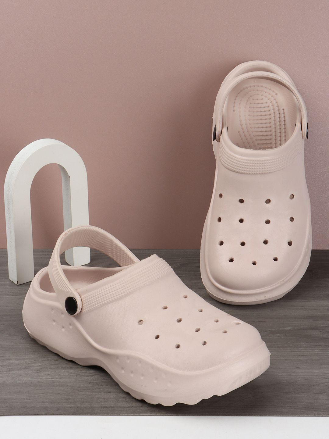 Alishtezia Women Self Design Clogs