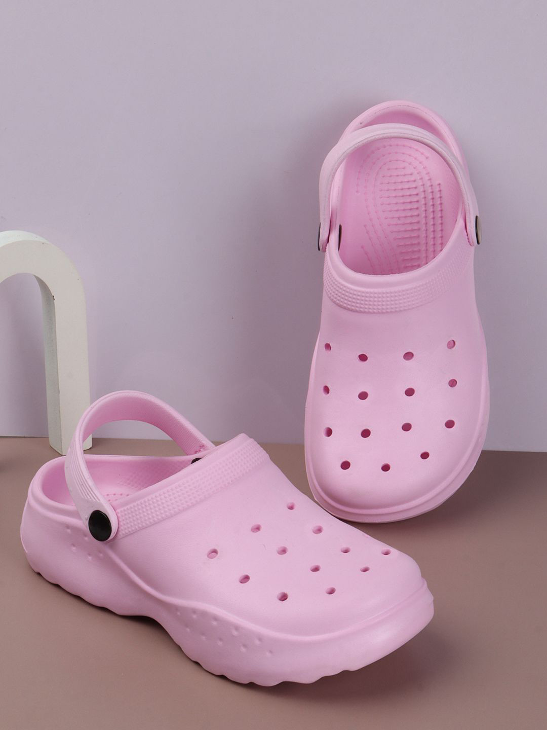 Alishtezia Women Self Design Clogs