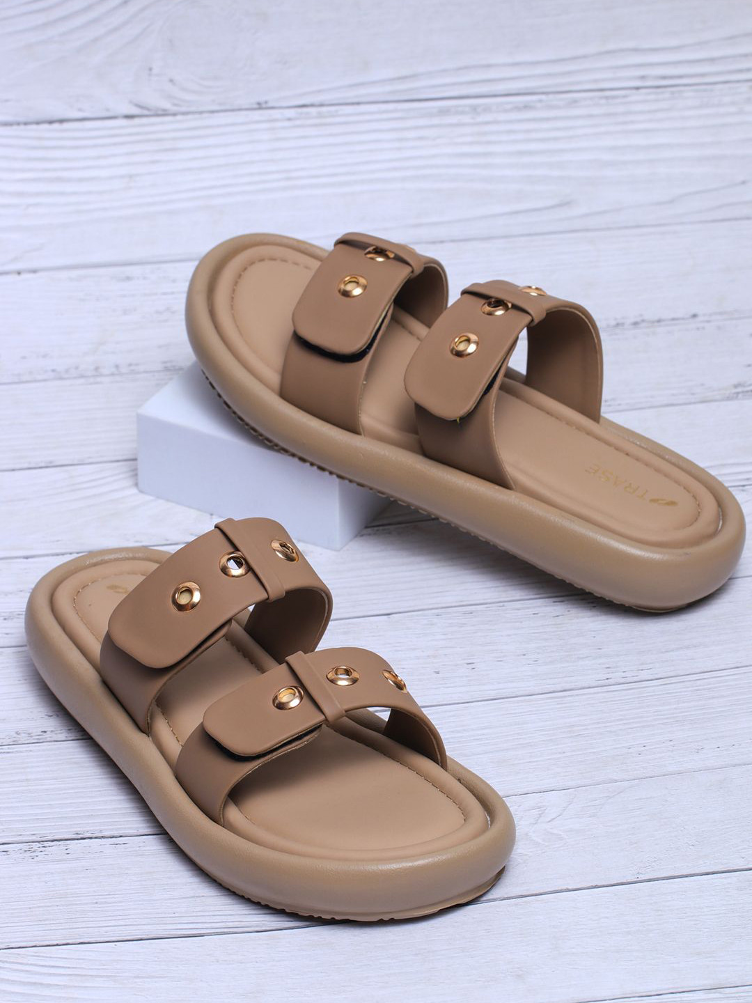 TRASE Women Open Toe Flats with Rivets