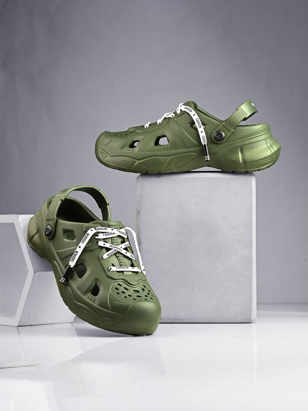 BIRDE Men Self Design Lace-Up Clogs