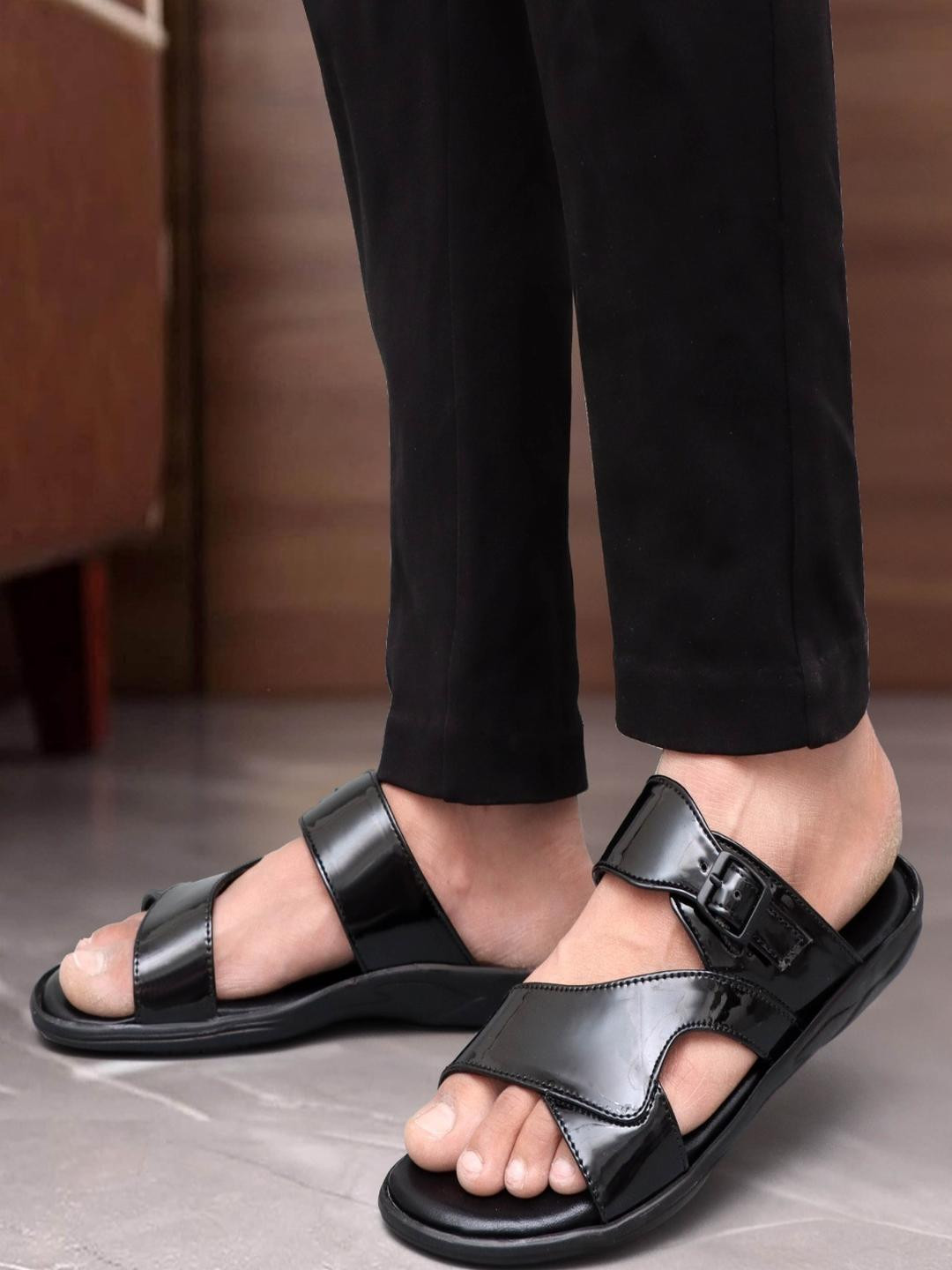 The arwah Men Black Sandals