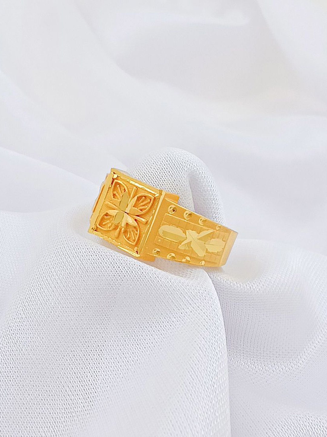 Saizen Men Gold-Plated Stainless Steel Royal Petal Crest Textured Chillai Work Finger Ring