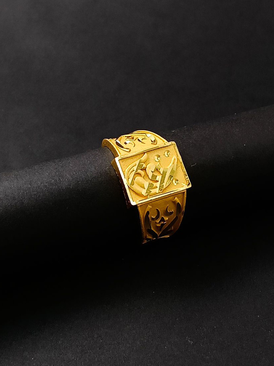 Saizen Men Gold-Plated Stainless Steel Textured Majestic Swirl Chillai Finger Ring