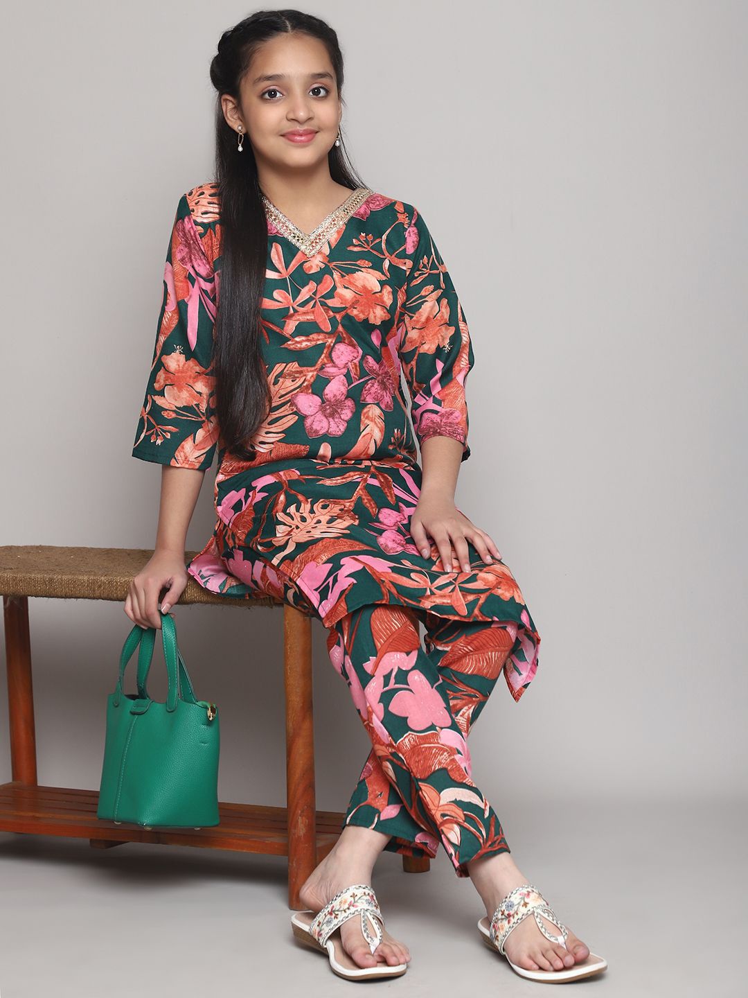 Bholukart Girls Floral Printed Kurta with Pyjama