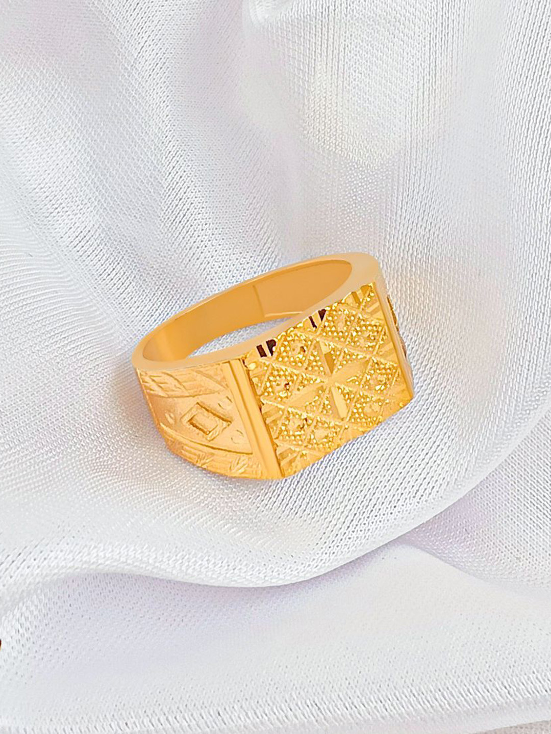 Saizen Men Gold-Plated Stainless Steel Royal Edge Chillai Work Finger Ring