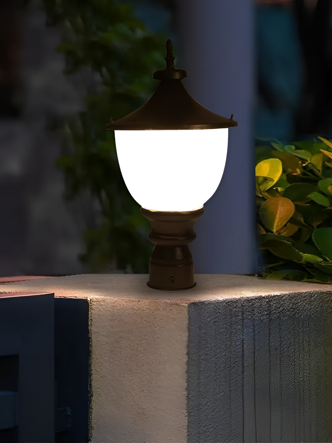 KINIS Black & White Modern Shaped Weatherproof & Rust-Resistant Outdoor Pole Lamp