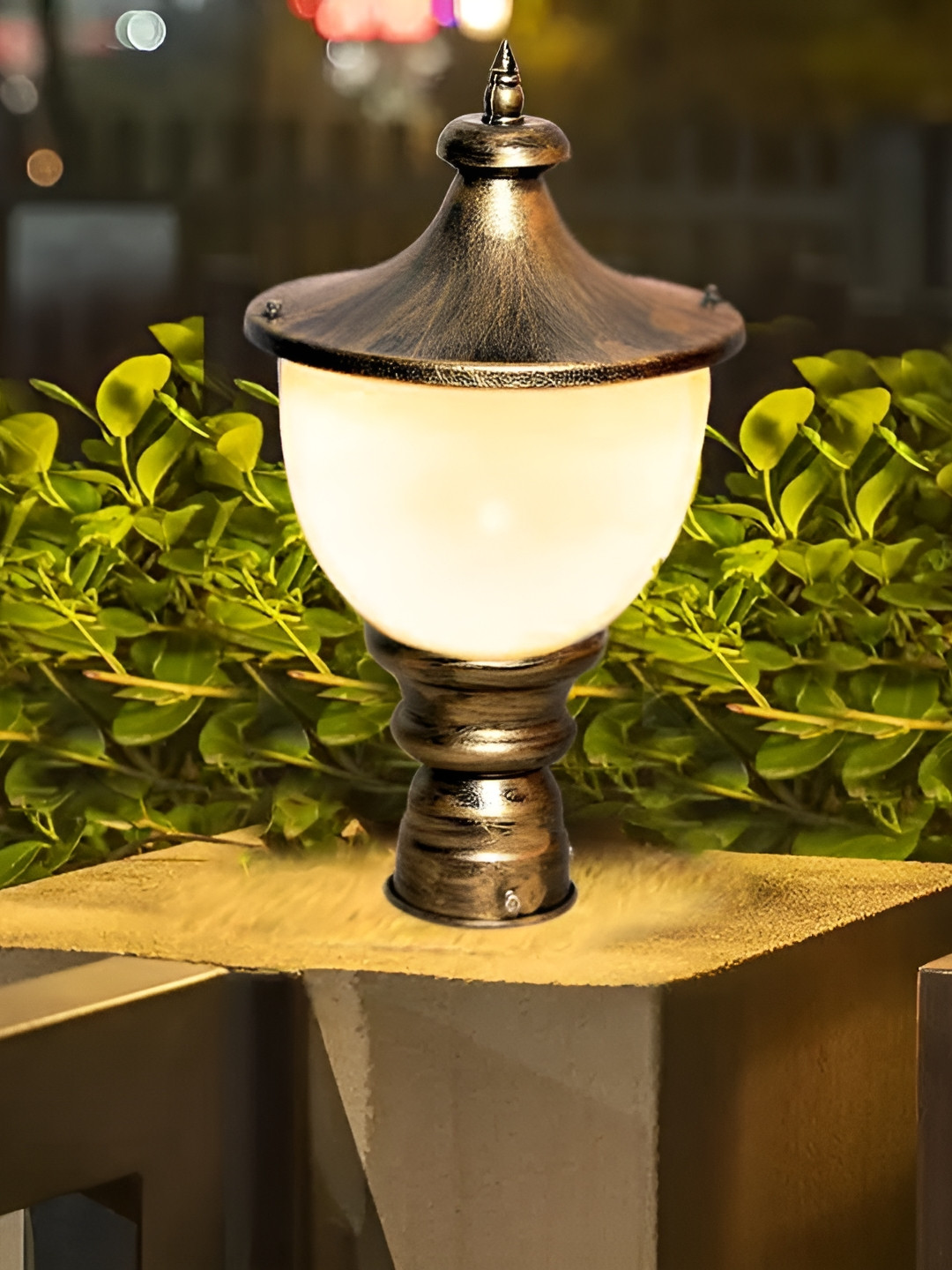 KINIS Abstract Shaped Weatherproof & Rust-Resistant Outdoor Pole Lamp