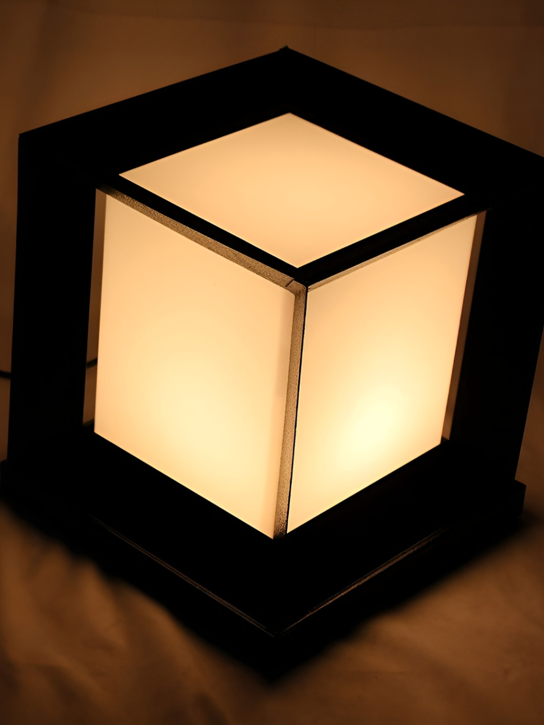 KINIS Black & White Outdoor GateLamps