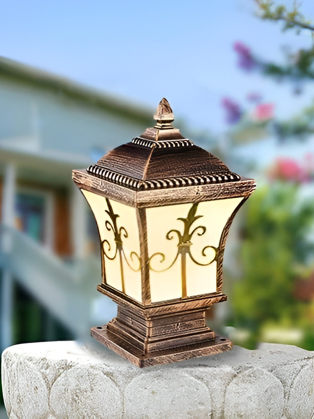 KINIS Gold-Toned Gate & Garden Light Outdoor Lamp