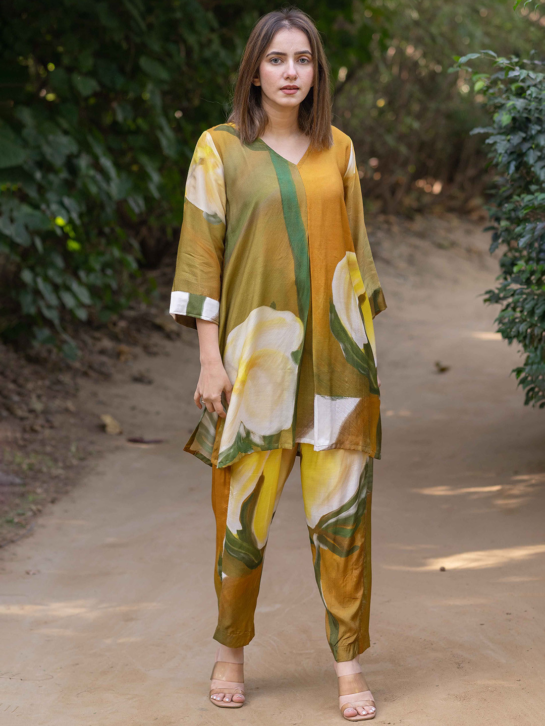 ETAR Women Floral Printed Pure Silk Kurta with Trousers