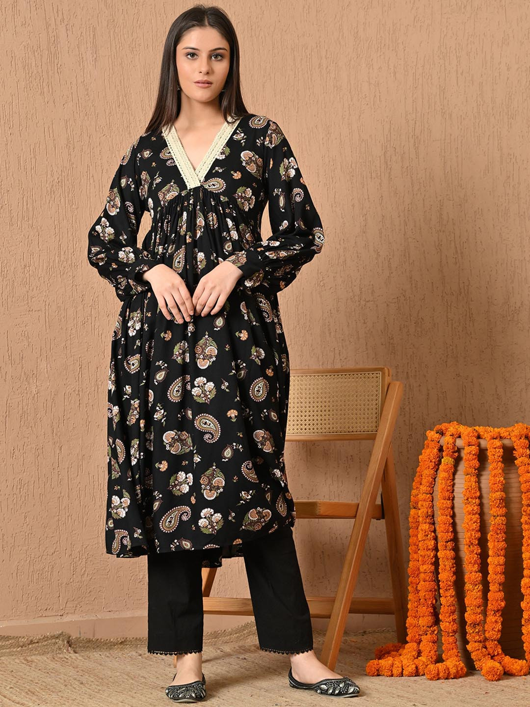 KELIN Women Paisley Printed Kurta with Trousers