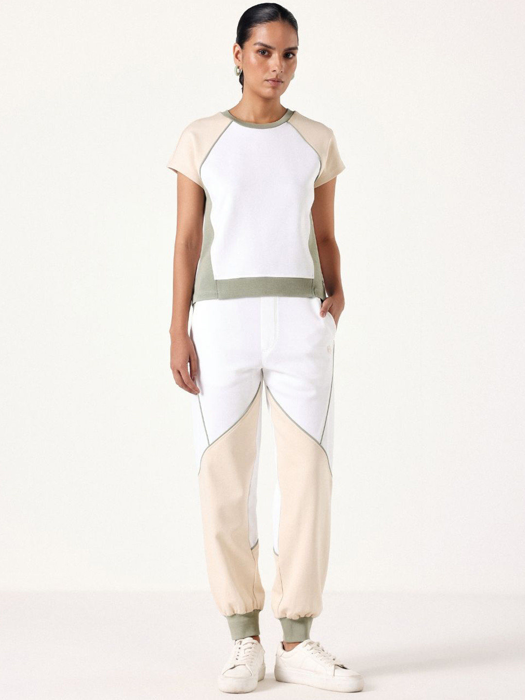 Muvazo Color-Blocked T-Shirt With Joggers Co-Ords