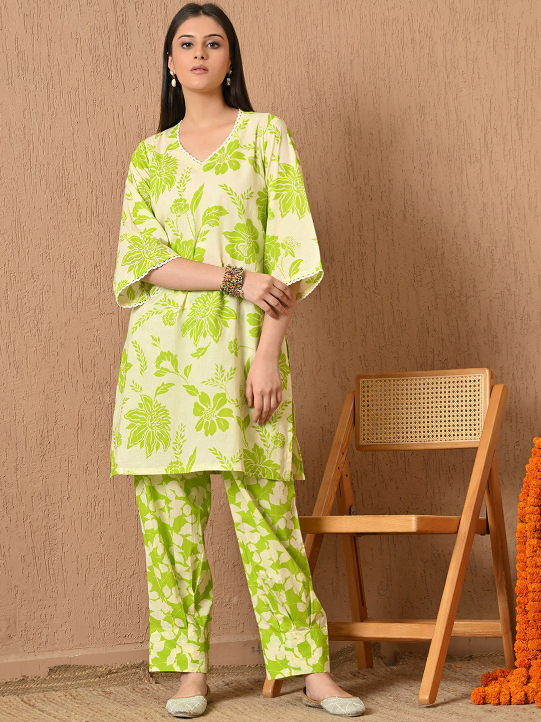 KELIN Nisbat Women Floral Printed Cotton Kurti with Trousers