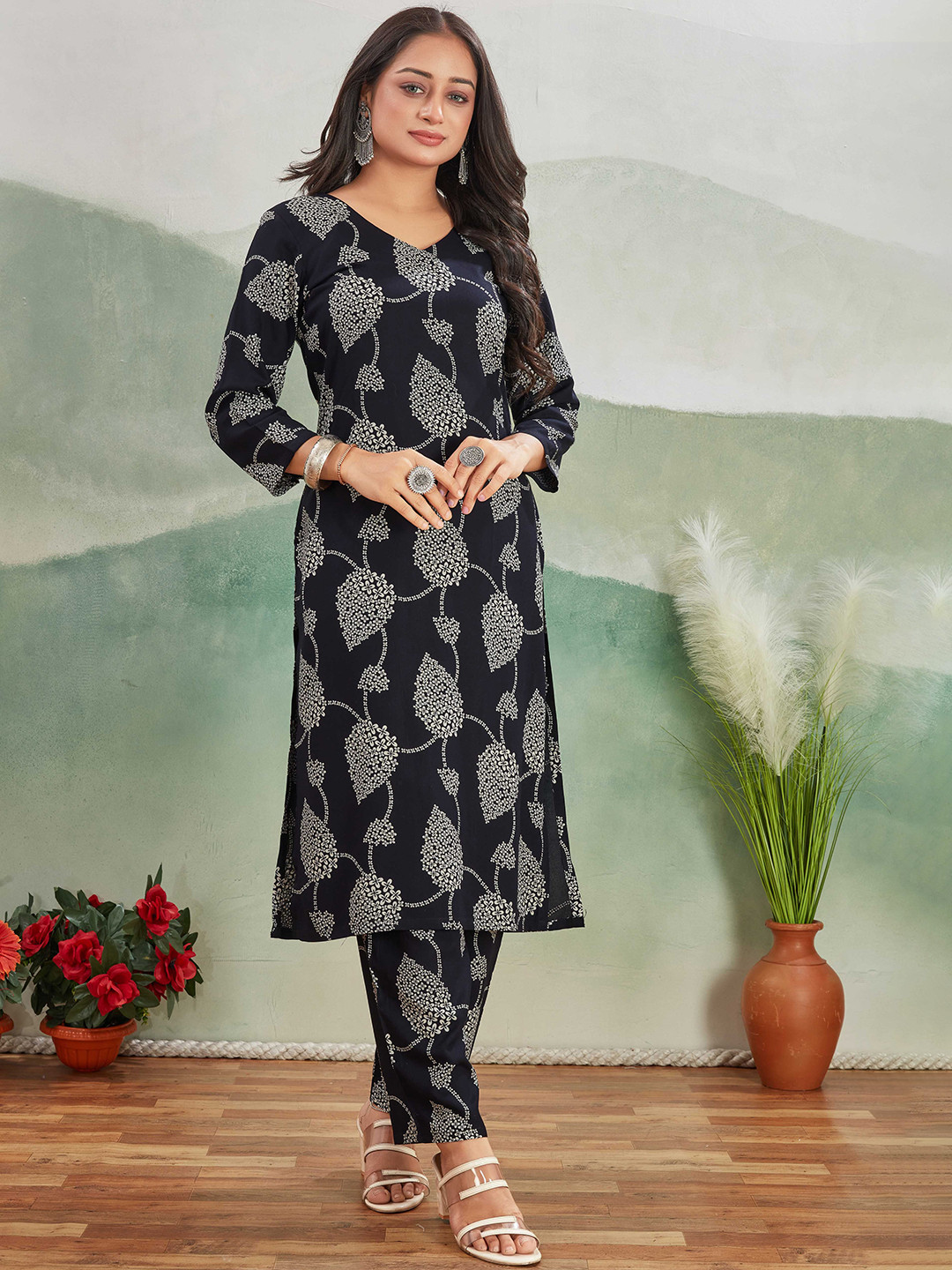 Pari THE FASHION STUDIO TARAL Women Floral Printed Kurta with Trousers