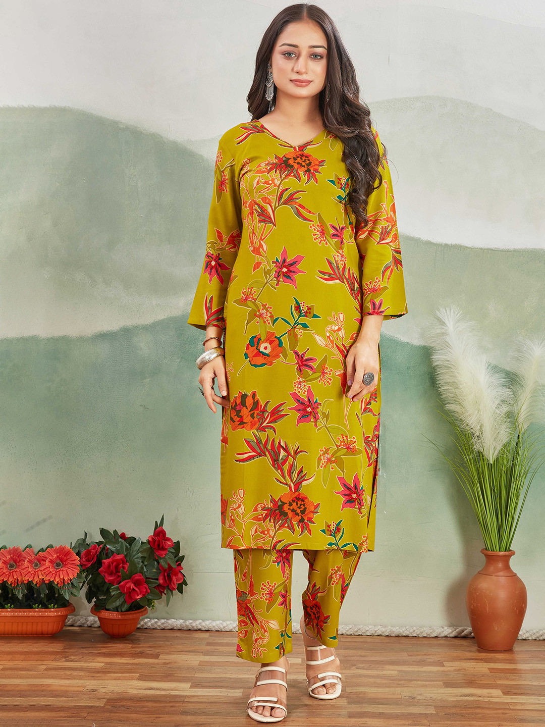 Pari THE FASHION STUDIO PUSHAPA Women Floral Printed Kurta with Trousers