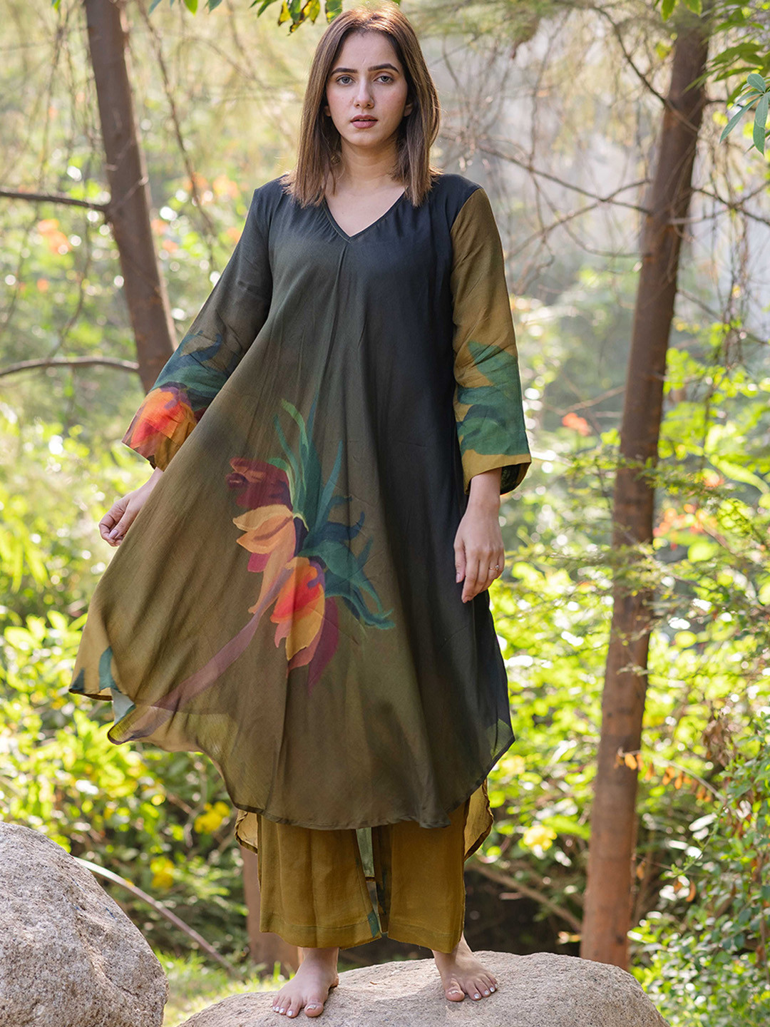 ETAR Golden hour Women Floral Printed Regular V-Neck Pure Silk Kurta with Trousers