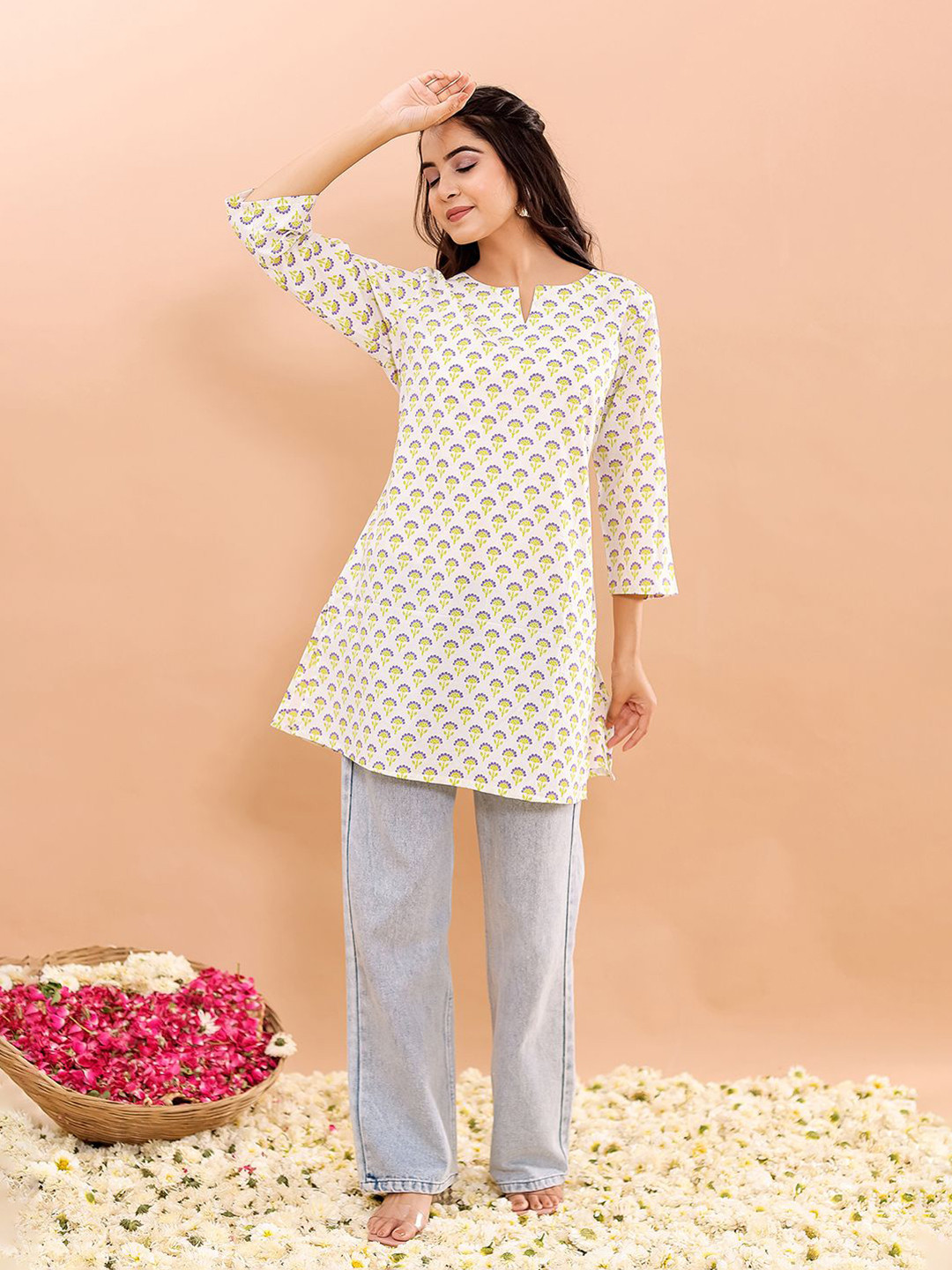 VASVI Women Floral Printed Pure Cotton Straight Kurti