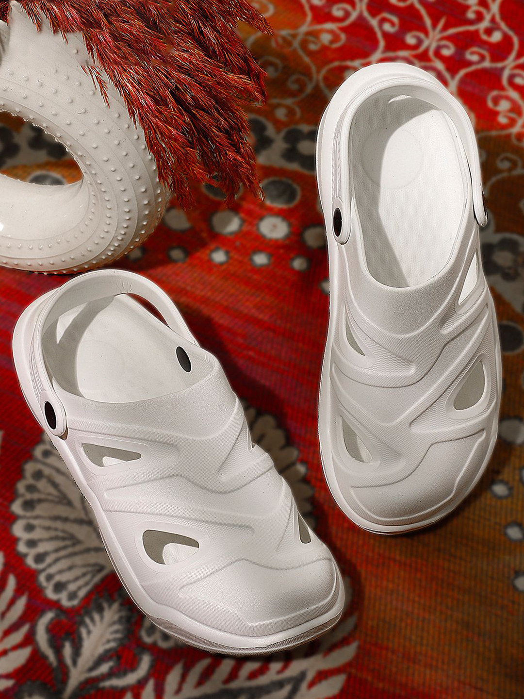 GRAGE Men Self Design Rubber Clogs