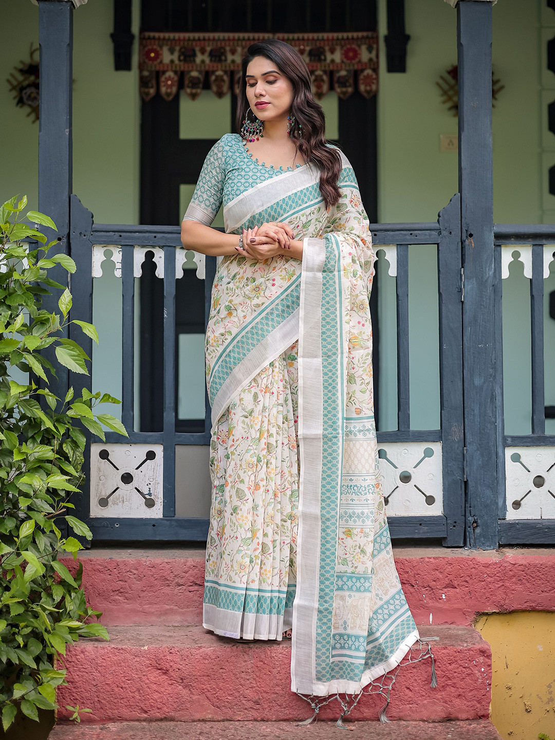 bansari textiles Floral Block Print Zari Saree with Unstitched Blouse Piece & Tassels