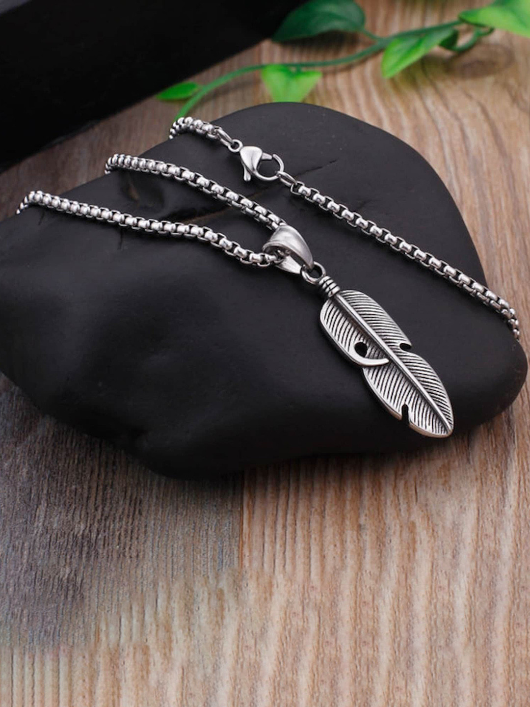 RV Jewels Unisex Stainless Steel Leaf Pendant