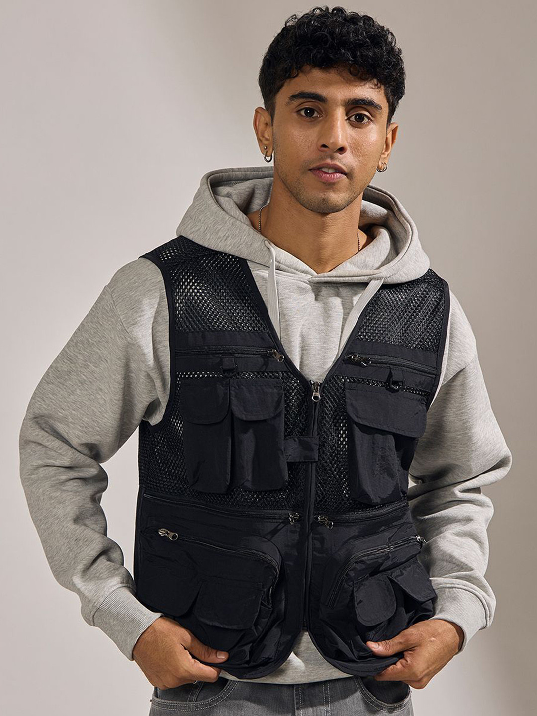 Espanshe Men Solid Zippered Cargo Gilet Jacket