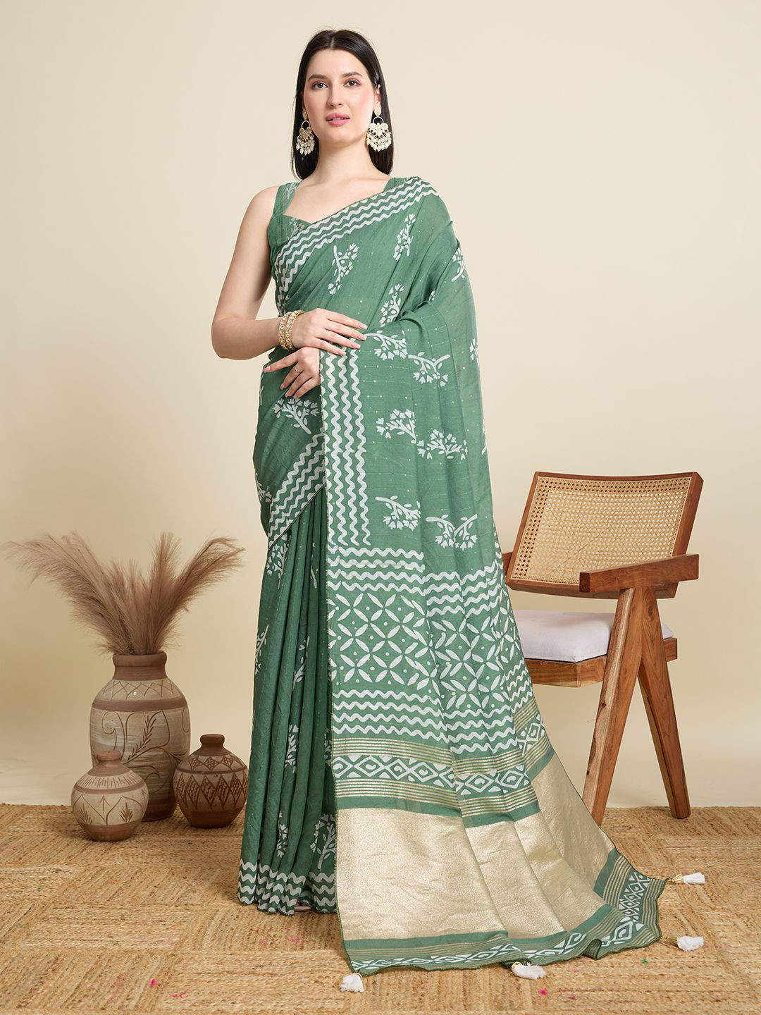 Panzora Women Floral Printed Cotton Blend Sarees