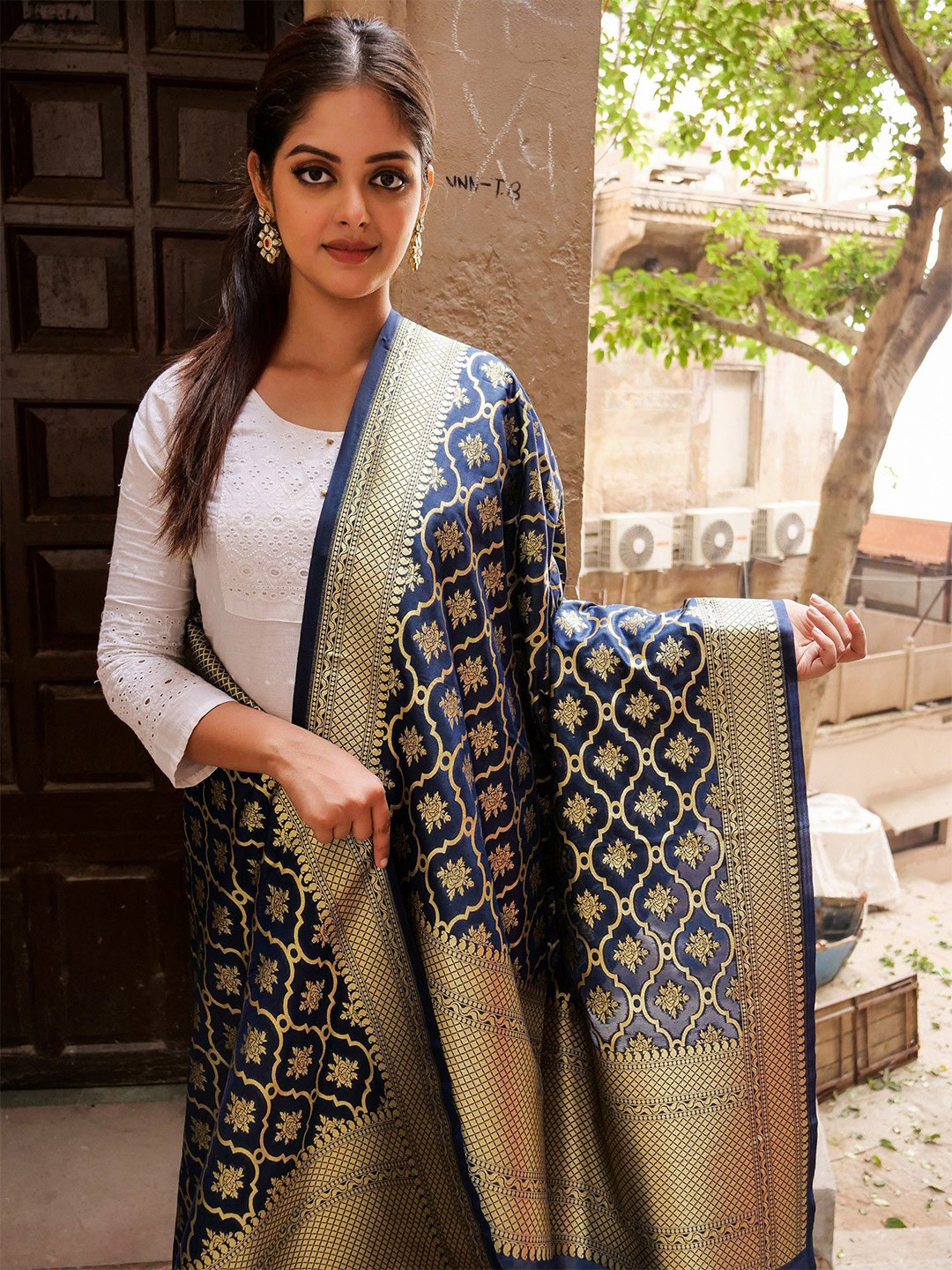 Exotic India Woven Design Mughal Jaal Pattern Banarasi Dupatta With Zari