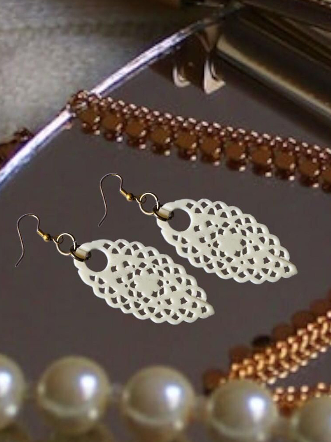 INSTOOK Leaf Shaped Drop Earrings