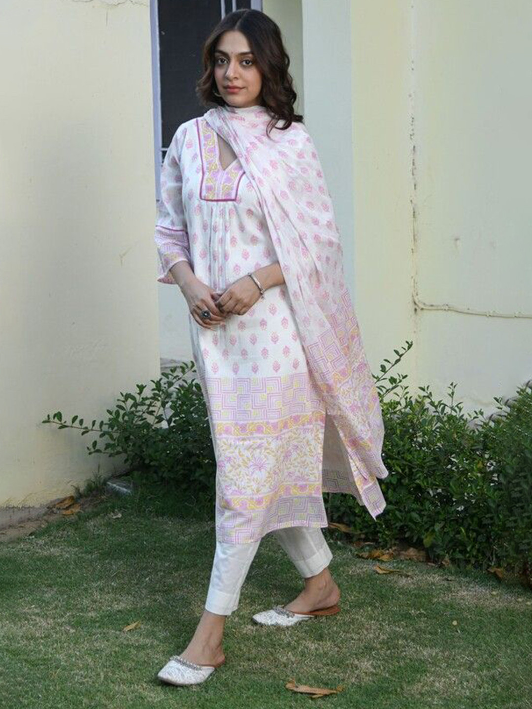 PINK CACTII Maina Floral Printed V-Neck Straight Kurta With Pyjama & Dupatta