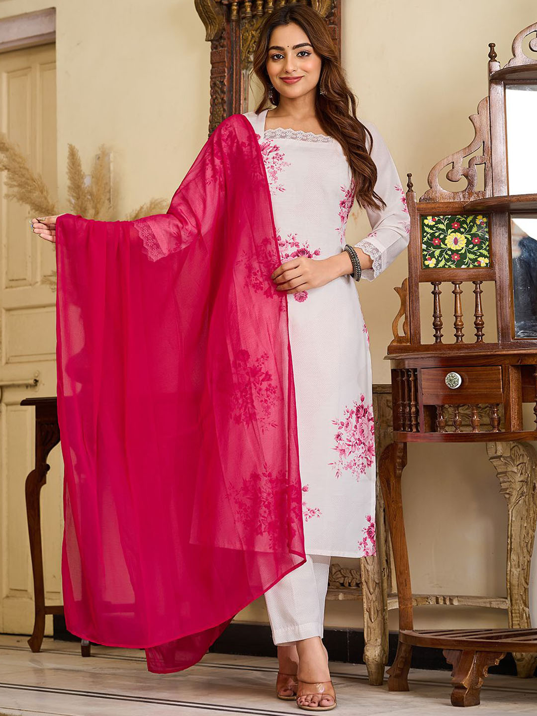 VIBE VISION Women Floral Printed Kurta with Trousers & Dupatta