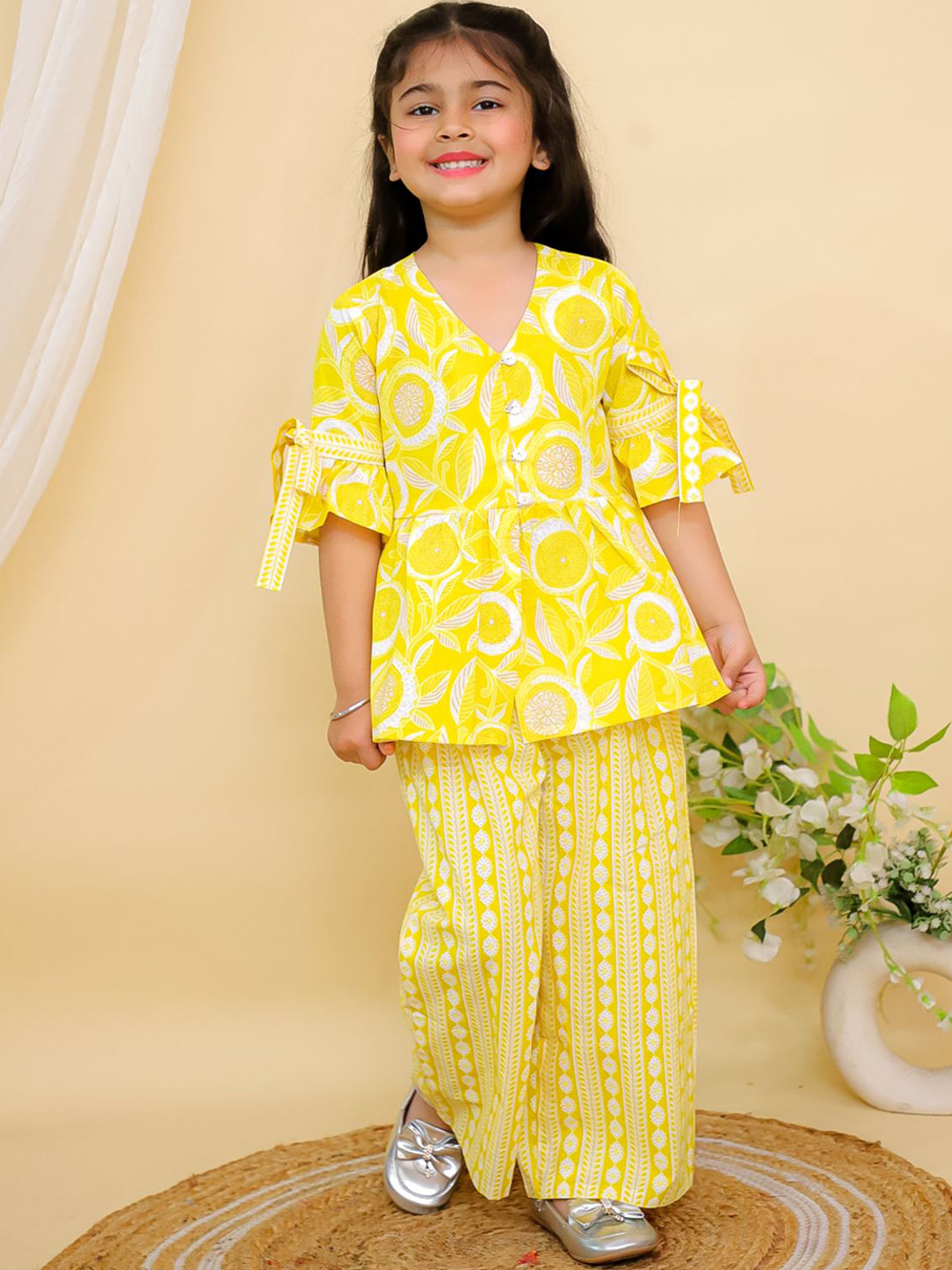 THE WEAVERS SHOP BY RAAVI Girls Printed V-Neck Pure Cotton Top With Trousers