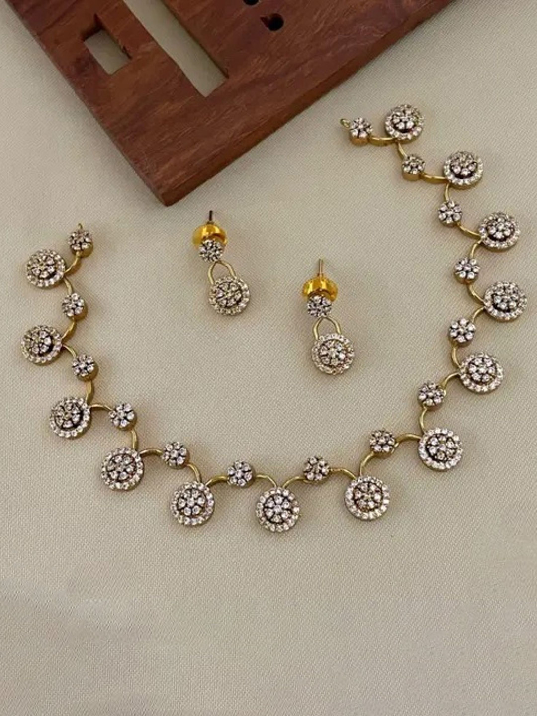 Rangrozo Gold-Plated Stone-Studded Jewellery Set