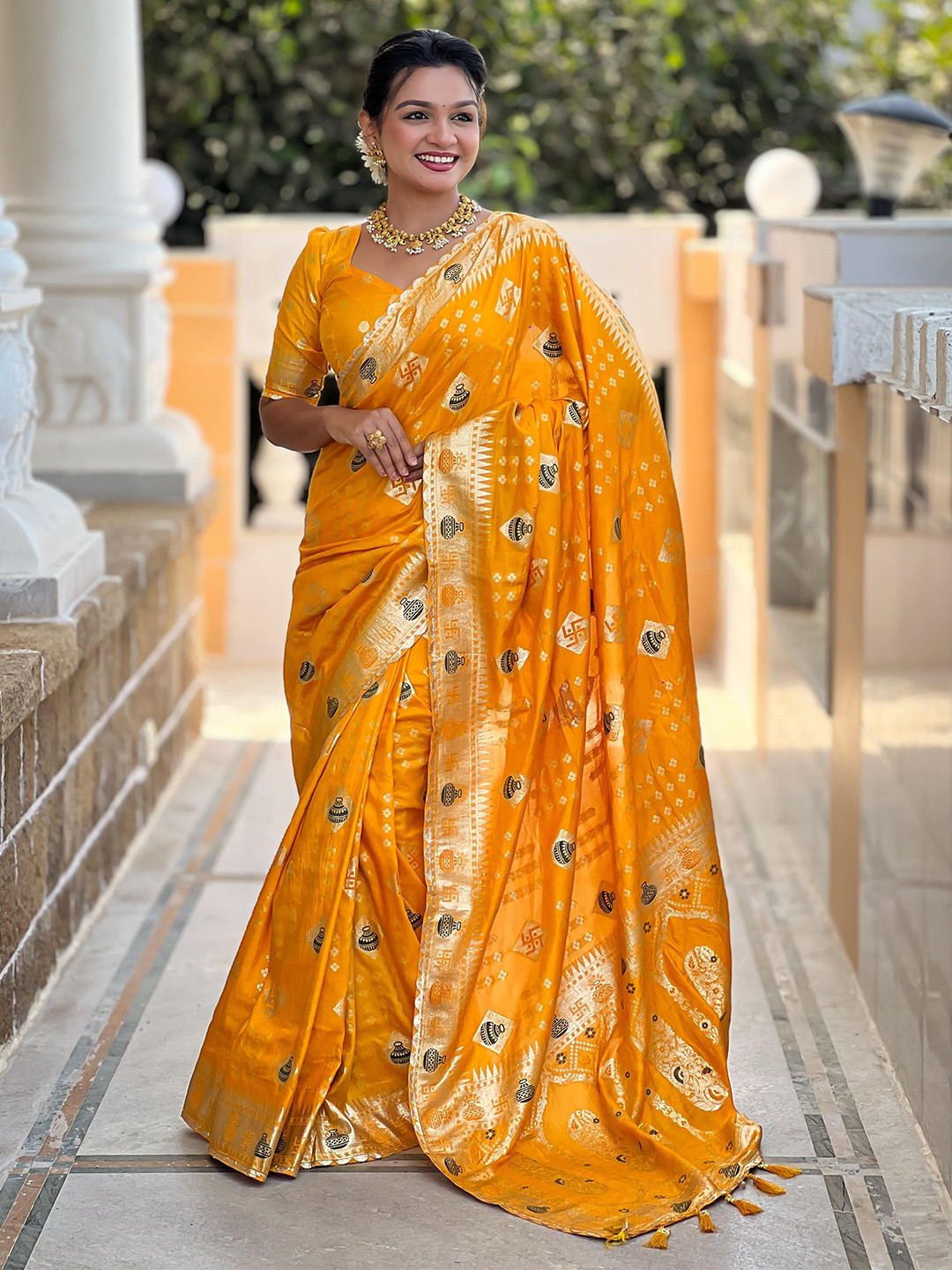 VARNI FABRICS Ethnic Motifs Zari Art Silk Bandhani Saree