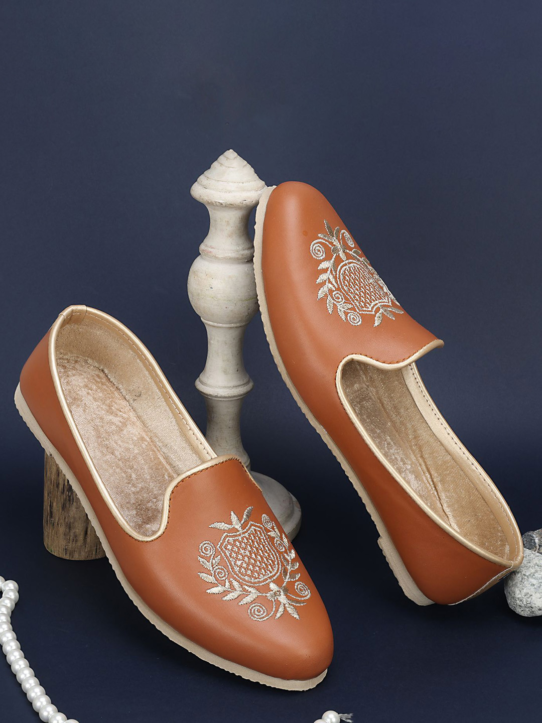 BAESD Men Textured Leather Ethnic Shoes